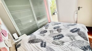 Un dormitorio con una cama, un vidrio y un cartel en la pared.