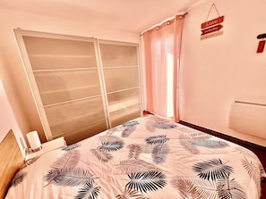 2 bedrooms, desk, iron/ironing board, free WiFi
