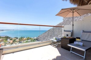 Outdoor dining - Beachfront Oasis with Heated Pools & Gym (Cruz de Huanacaxtle)