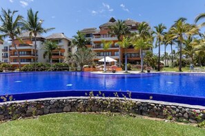 Outdoor pool - Beachfront Oasis with Heated Pools & Gym (Cruz de Huanacaxtle)