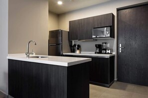 Kjøleskap, mikrobølgeovn, kokeplater og kaffetrakter/tekoker