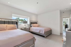 4 slaapkamers, een strijkplank/strijkijzer, gratis wifi, beddengoed