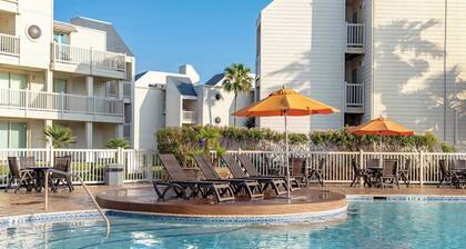 Family Beachfront Resort Condo, Poolview Balcony
