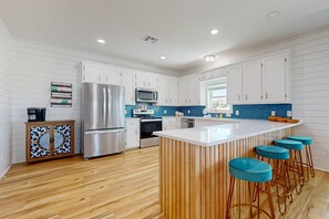 Jääkaappi, mikroaaltouuni, uuni, liesi