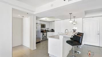 Fridge, microwave, stovetop, dishwasher