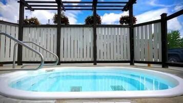 Tina de hidromasaje al aire libre