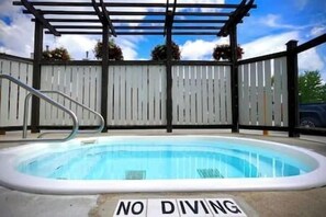 Tina de hidromasaje al aire libre