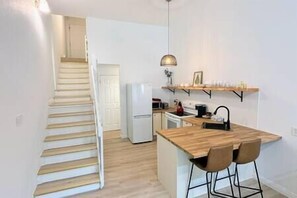 Réfrigérateur, micro-ondes, four, plaque de cuisson