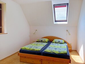 3 bedrooms, desk, iron/ironing board, WiFi