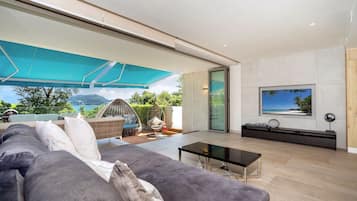 Apartamento exclusivo, 3 habitaciones, patio, vistas al mar | Zona de estar | Una televisión de pantalla plana