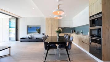 Apartamento exclusivo, 3 habitaciones, patio, vistas al mar | Zona de estar | Una televisión de pantalla plana