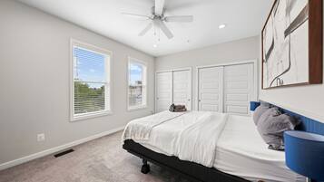 3 bedrooms, desk, iron/ironing board, WiFi (free)
