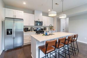 Frigorifero, microonde, forno, piano cottura