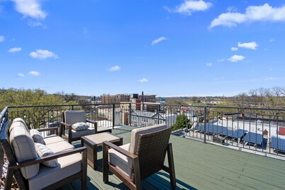 Entire DC House 3BR 3BA RoofDeck Free Parking Near Capitol Hill