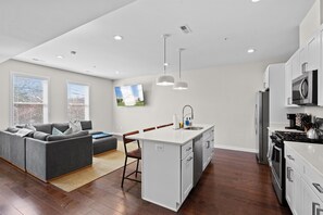 冷蔵庫、電子レンジ、オーブン、コンロ