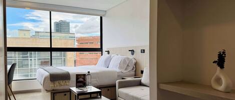 1 habitación, escritorio, tabla de planchar con plancha y wifi