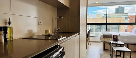 Jääkaappi, mikroaaltouuni, liesi, kahvin-/teenkeitin