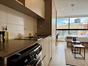 冷蔵庫、電子レンジ、コンロ、コーヒー / ティーメーカー