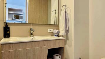 Shower, hair dryer, towels