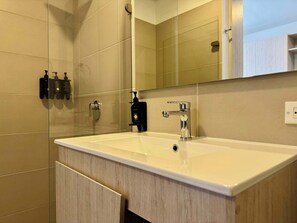 シャワー、ヘアドライヤー、タオル