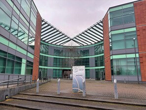 Exterior - Modern Studio in Bracknell with free Parking (Bracknell)