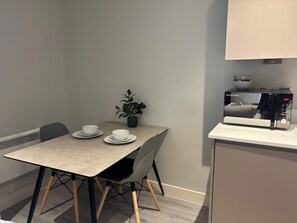 Dining - Modern Studio in Bracknell with free Parking (Bracknell)