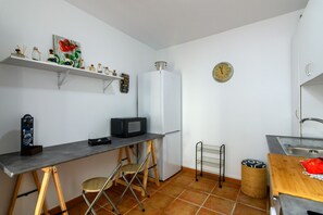 Refrigerador, microondas, horno y cafetera y tetera 