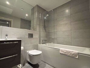 Dusj, hårføner og håndklær