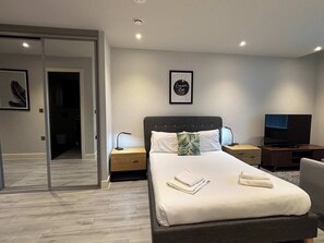 1 chambre, bureau, fer et planche à repasser, Wi-Fi