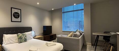 1 dormitori, escriptori, planxa i posts de planxar i wifi