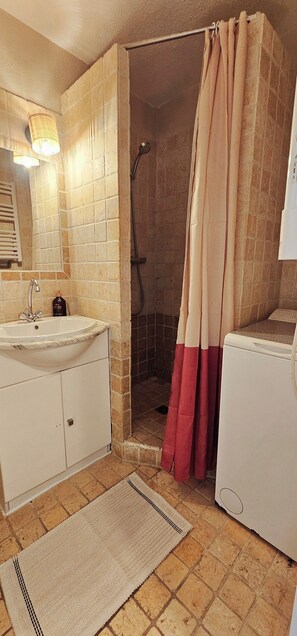Dusche, Haartrockner, Seife, Toilettenpapier