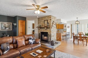 Smart TV, fireplace, table football - Smoky Arrow 3BR Cabin by Beyond Expectations – Hot Tub, Outdoor Bar & Game Room (Sevierville)