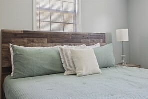 3 bedrooms, free WiFi, bed sheets - Smoky Arrow 3BR Cabin by Beyond Expectations – Hot Tub, Outdoor Bar & Game Room (Sevierville)