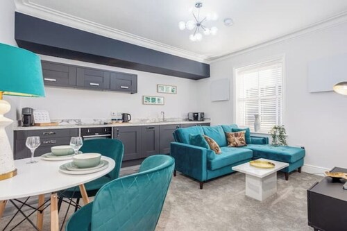 Stylish 2 bed, 2 bath, 1st floor apartment

