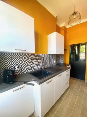 Fridge, microwave, oven, coffee/tea maker