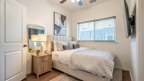 3 bedrooms, desk, iron/ironing board, travel crib - Eagles Concert | Steps to AT&T Stadium + Parking (Arlington)