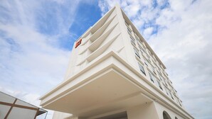 Un edificio alto con un letrero llamativo en la parte superior.