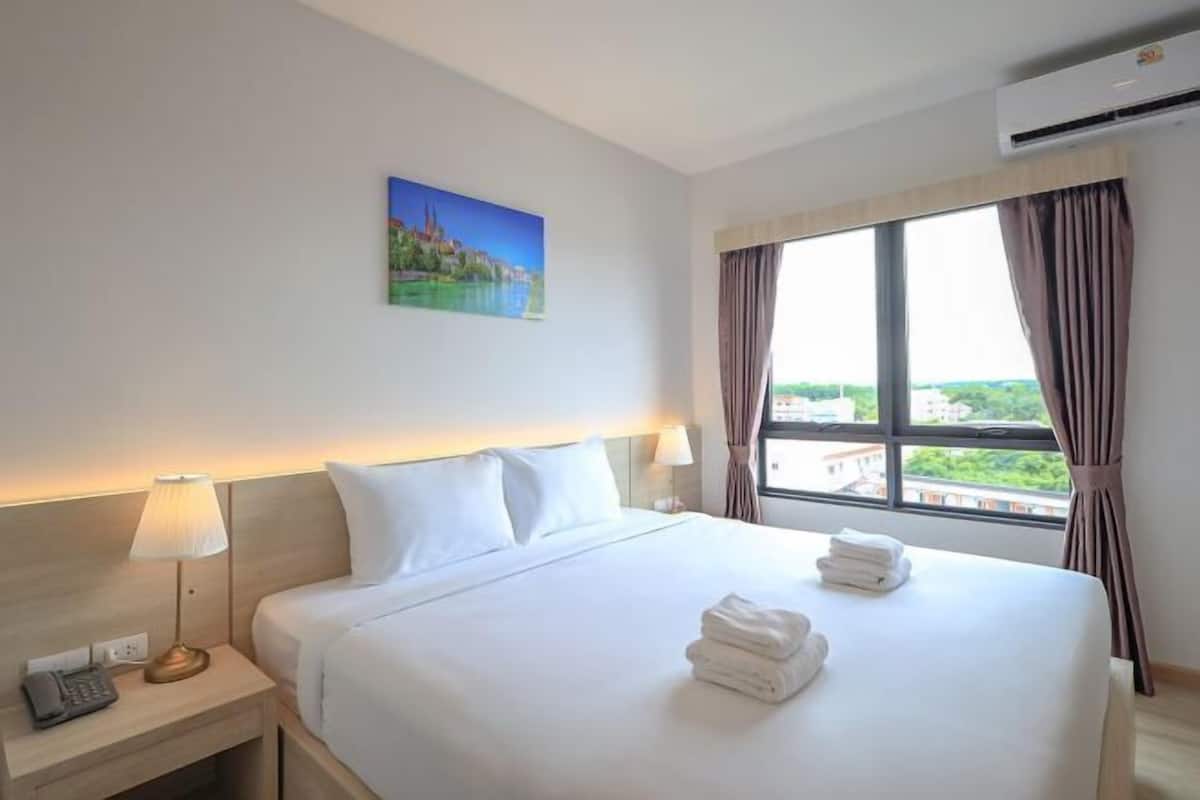 Blackout curtains, free WiFi, bed sheets