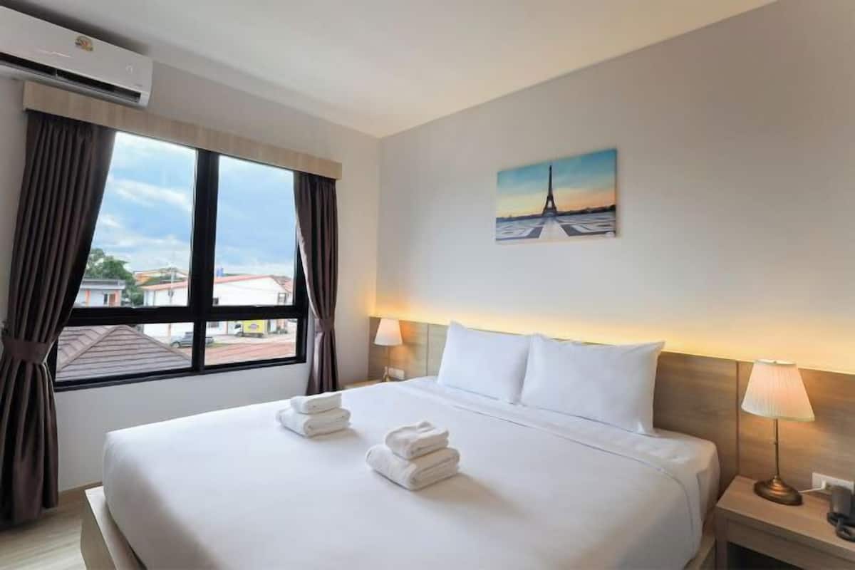 Blackout curtains, free WiFi, bed sheets