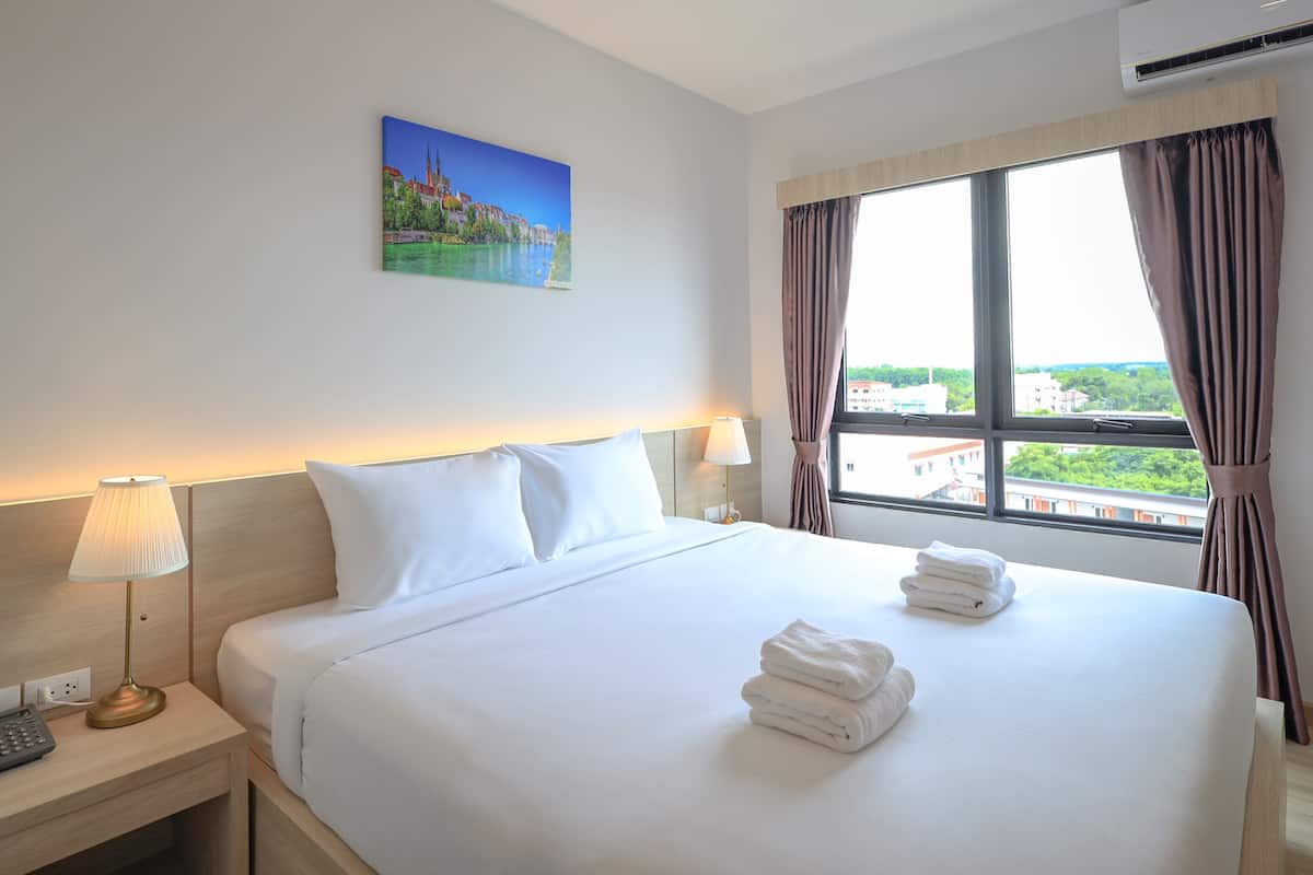Deluxe Premier Room | Blackout drapes, free WiFi, bed sheets
