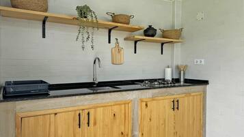 Een koelkast, een microgolfoven, een oven, een kookplaat