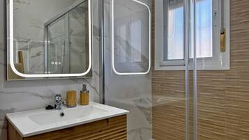 Douche, sĂšche-cheveux, serviettes fournies, savon