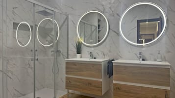 Een douche, een haardroger, handdoeken, zeep