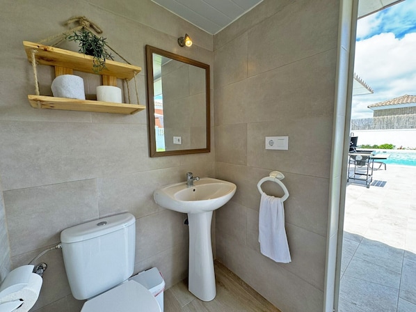 Shower, hair dryer, towels, soap - Villa Victoria - Ole Solutions (Puerto de Santa María)