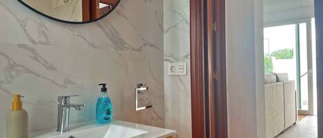 Chuveiro, secador de cabelo, toalhas de banho, sabonete