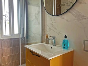 Dusj, hårføner, håndklær og såpe