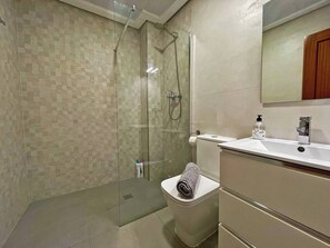 Regadera, secadora de cabello, toallas, jabón 