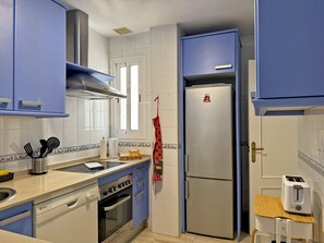 Frigorífico, microondas, horno y lavavajillas
