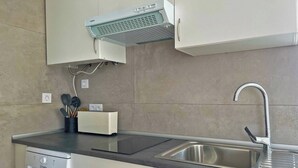 Coffee/tea maker, fridge, microwave, stovetop - Apartamento Klandestina - Ole Solutions (Conil de la Frontera)