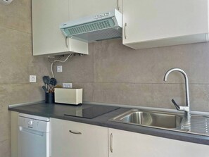 Réfrigérateur, micro-ondes, plaque de cuisson, lave-vaisselle